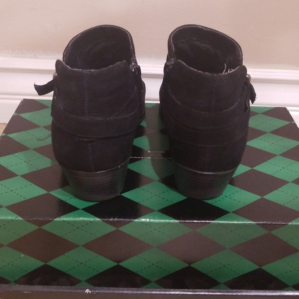 • Black Booties • - Picture 4 of 4